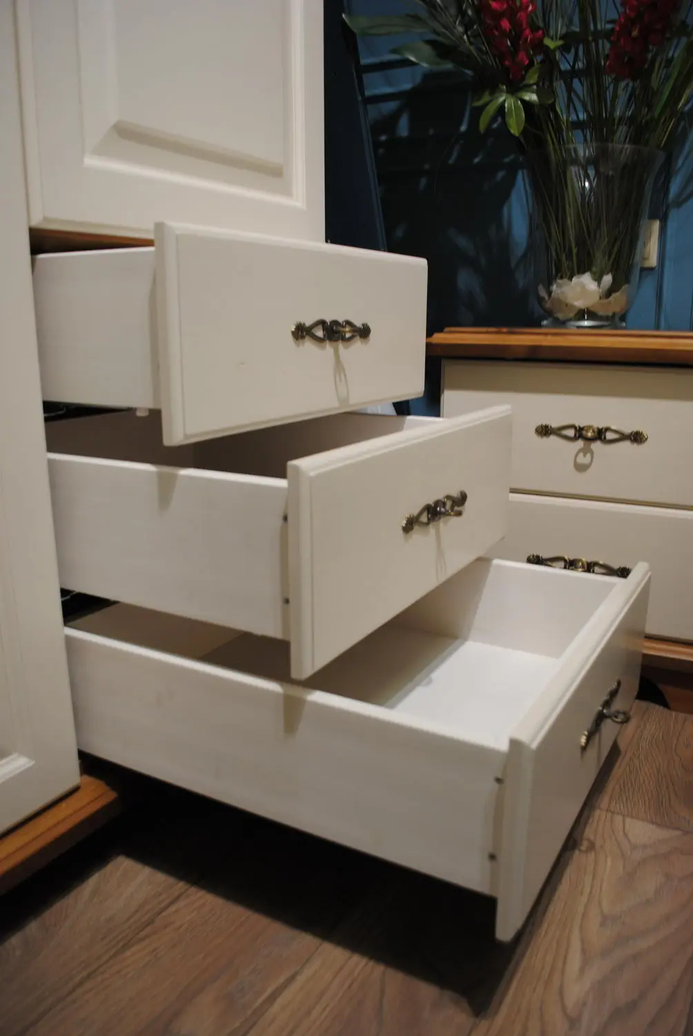 Шкаф белый с 3 ящиками Брусно 2-створчатый с ящиками слева 3.24.01