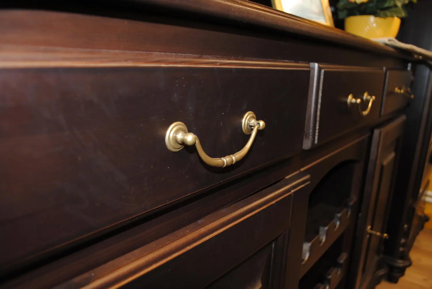 Тумба массив сосны Скандия 2-дверная с 3 ящиками с бутылочницей 1.17.02