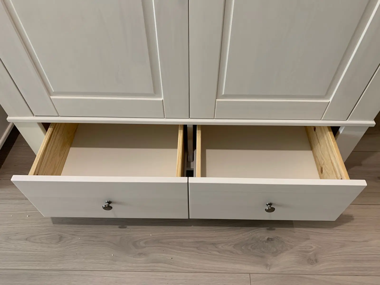 Шкаф белый 2 ящика Бейли 2-ств белый воск