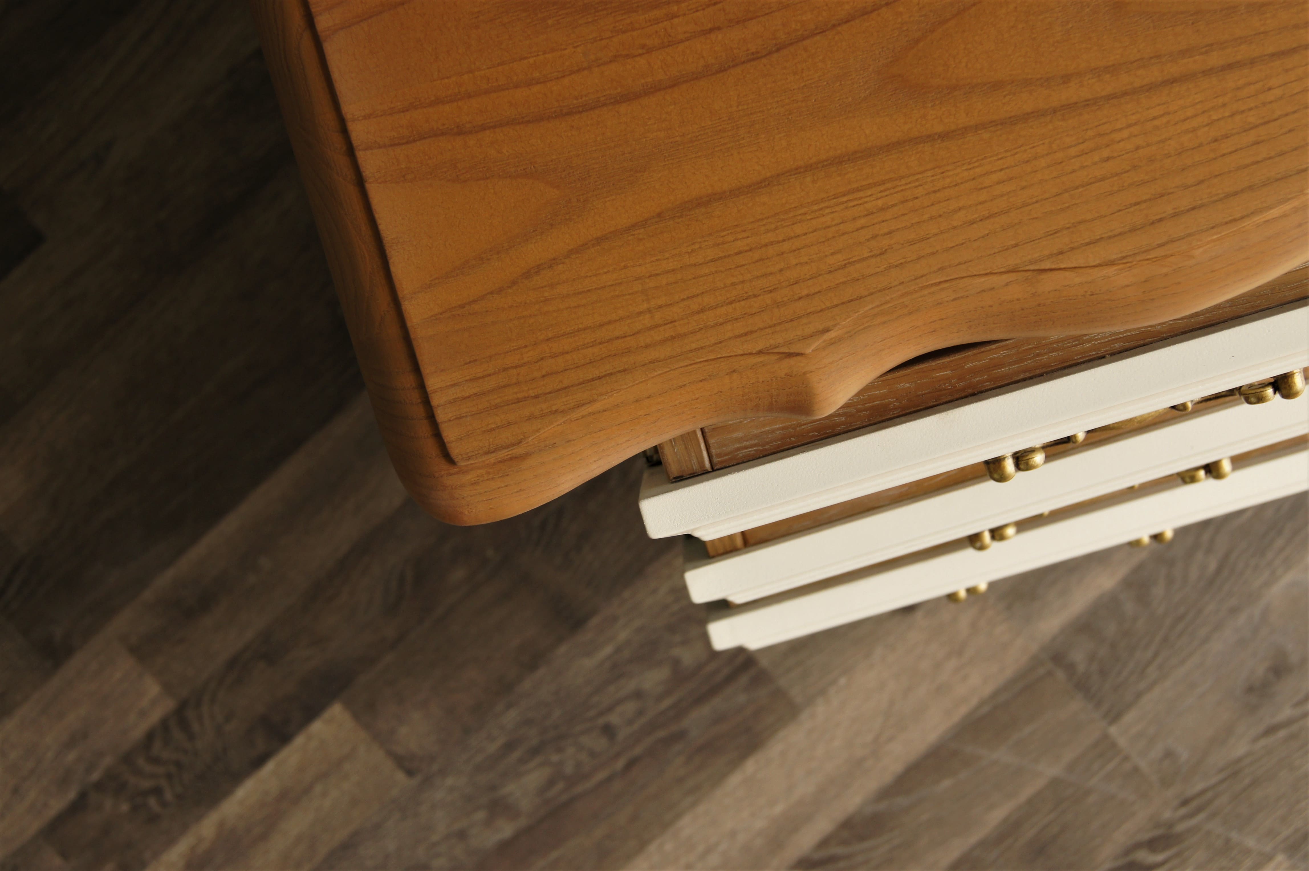 Прикроватная тумба Leontina на три ящика