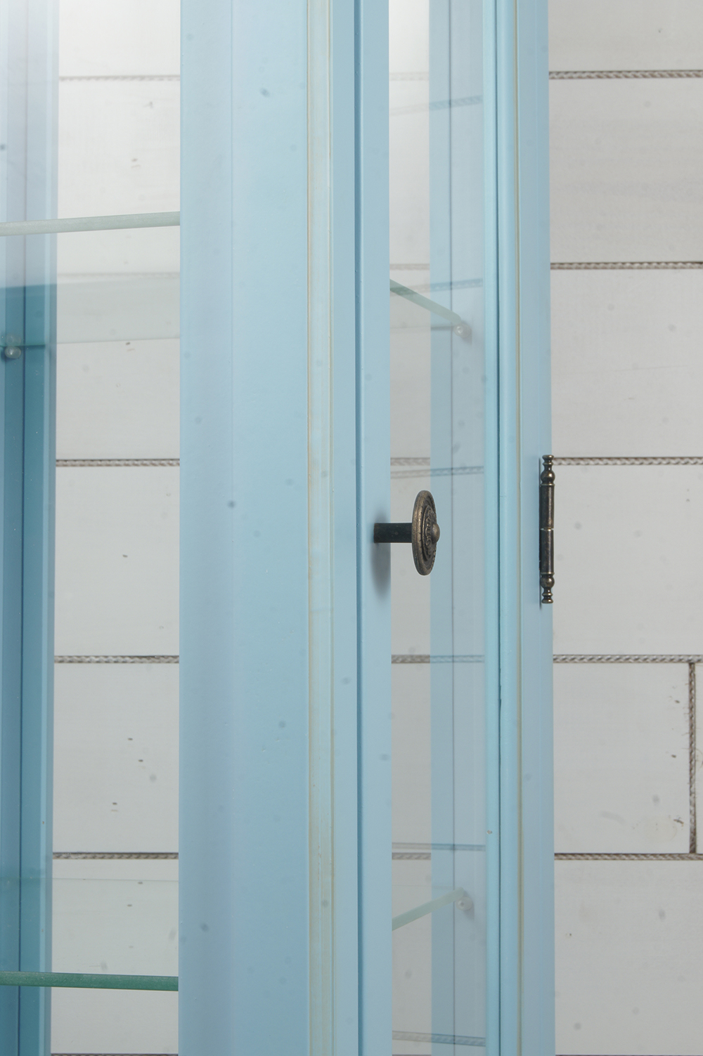 Шкаф "Leontina Blue" для посуды узкий/высокий