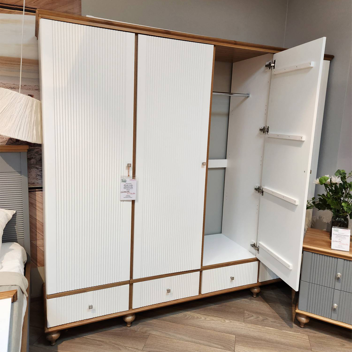 Шкаф 4-х ств. с ящиками Рандеву 44 (выставочный образец)